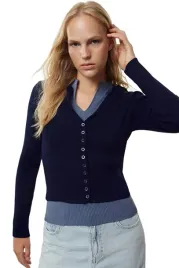 trendyol-granatowy-dopasowany-sweter-z-guzikami-i-dekoltem-v-s-5ea