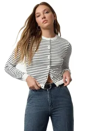 trendyol-sweter-damski-w-paski-rozpinany-na-guziki-do-bioder-s-5ea