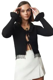 trendyol-czarny-sweter-damski-z-falbana-i-wiazaniem-z-pomponami-s-5ea