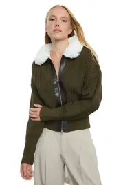 trendyol-sweter-damski-khaki-z-bialym-futrzanym-kolnierzem-zamek-s-5ea