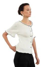 trendyol-bialy-sweter-damski-z-falbana-i-guzikami-krotki-rekaw-s-5ea