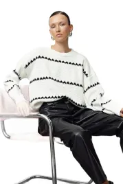 trendyol-bialy-sweter-damski-z-czarnym-wzorem-luzny-fason-m-5ea