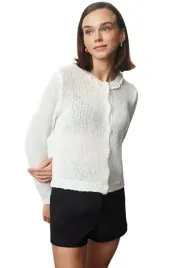 trendyol-bialy-sweter-damski-rozpinany-z-falbana-przy-dekolcie-s-5ea