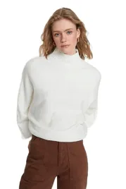 trendyol-bialy-sweter-damski-z-golfem-i-luznym-fasonem-s-5ea