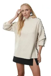 trendyol-sweter-damski-bezowy-z-golfem-i-czarnym-sznurowaniem-s-5ea