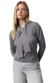 trendyol-sweter-damski-szary-z-wiazaniem-i-drobnym-printem-s-5ea