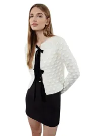 trendyol-bialy-sweter-damski-z-kokardami-i-faktura-kropki-m-5ea