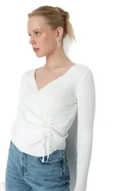 trendyol-bialy-sweter-damski-z-marszczeniami-i-wiazaniem-m-5ea