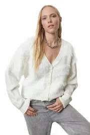 trendyol-sweter-damski-kardigan-z-falbanami-i-guzikami-bialy-m-5ea