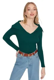 trendyol-sweter-damski-z-dekoltem-v-i-falbana-na-ramionach-zielony-m-5ea