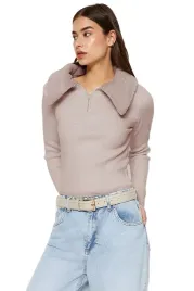 trendyol-sweter-damski-z-zamkiem-i-futrzanym-kolnierzem-rozowy-m-5ea