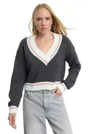 trendyol-sweter-damski-z-dekoltem-v-w-kolorze-grafitowym-z-bialym-m-5ea
