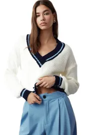 trendyol-sweter-damski-bialy-z-granatowym-dekoltem-v-i-mankietami-l-5ea