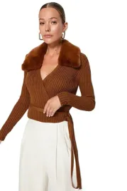 trendyol-sweter-damski-z-paskiem-i-kolnierzem-futrzanym-brazowy-m-5ea