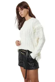 trendyol-bialy-sweter-damski-z-falbanami-i-warkoczowym-wzorem-m-5ea