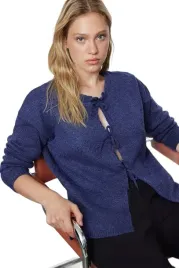 trendyol-sweter-damski-granatowy-z-wiazaniem-i-falbana-l-5ea
