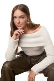 trendyol-sweter-damski-z-falbana-i-odkrytymi-ramionami-ecru-s-5ea