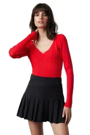 trendyol-czerwony-sweter-damski-prazkowany-z-dekoltem-v-m-5ea