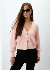 guess-rozowy-sweter-damski-z-dekoltem-v-i-ozdobnymi-guzikami-s-gla