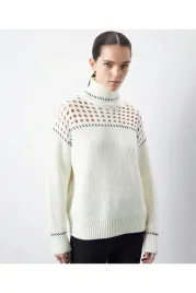 sweter-damski-z-golfem-azurowy-w-bialym-kolorze-l-5ga