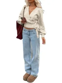 sweter-damski-wiazany-z-dekoltem-v-bezowy-l-1la