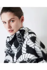 sweter-damski-z-golfem-czarno-bialy-wzor-roslinny-s-5ga