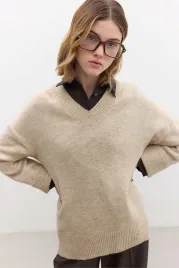 bezowy-sweter-damski-z-dekoltem-w-szpic-i-dlugim-rekawem-s-m-5ga
