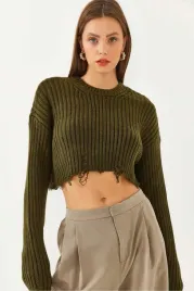 krotki-sweter-damski-z-przetarciami-khaki-cieply-wygodny-modny-miekki-5ga