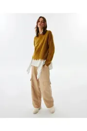 sweter-damski-z-fredzlami-o-luznym-fasonie-musztardowy-s-5ga