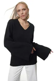 trendyol-czarny-sweter-damski-z-rekawem-dzwon-i-dekoltem-v-s-5ea