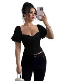 shein-czarna-bluzka-z-dekoltem-serce-i-falbanami-na-rekawach-44-1hb