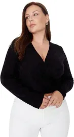 trendyol-czarna-bluzka-plus-size-z-dekoltem-serek-w-zakardowy-wzor-50-6fa