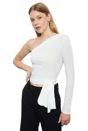 trendyol-biala-bluzka-damska-na-jedno-ramie-z-wiazaniem-s-5ea