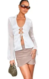 prettylittlething-bluzka-biala-wiazana-32-ejv