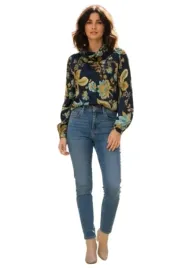 guess-bluzka-damska-z-golfem-i-kwiatowym-nadrukiem-granatowa-xs-gga