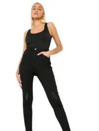 boohoo-klasyczne-czarne-rurki-z-dziurami-36-bxv