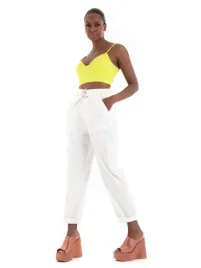 guess-biale-spodnie-chinos-z-kieszeniami-i-paskiem-s-fta