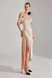 elegancka-sukienka-wieczorowa-bezowa-z-odkrytymi-ramionami-44-5ga