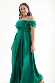 zielona-sukienka-wieczorowa-plus-size-z-odkrytymi-ramionami-48-5ga