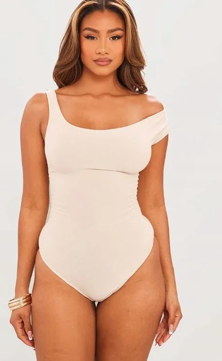 prettylittlething-body-bezowe-gladkie-basic-36-eks
