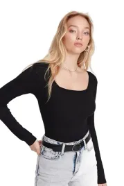 trendyol-czarne-body-damskie-z-dlugim-rekawem-i-kwadratowym-dekoltem-s-5ea