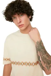 trendyol-man-t-shirt-meski-bezowy-z-geometrycznym-wzorem-na-rekawach-s-5da