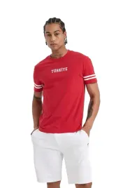 defacto-czerwony-t-shirt-meski-z-napisem-i-paskami-na-rekawach-xl-5da