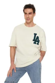 trendyol-man-t-shirt-meski-bezowy-z-aplikacja-la-okragly-dekolt-xs-5da