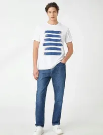 koton-t-shirt-meski-bialy-z-nierownymi-niebieskimi-paskami-s-7aa