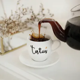 biala-filizanka-porcelanowa-espresso-ze-spodkiem-100-ml-tatus-zlote-serce
