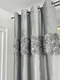 zaslona-welur-royal-roses-z-wyszywanymi-rozami-140x250-przelotki-orj-szary
