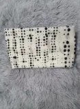opaska-kropka-wzor-dominujacy-napisy