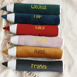 kredka-poduszka-welur-imie-haft-gratis-pasowanie-przedszkolaka-ucznia-30-cm