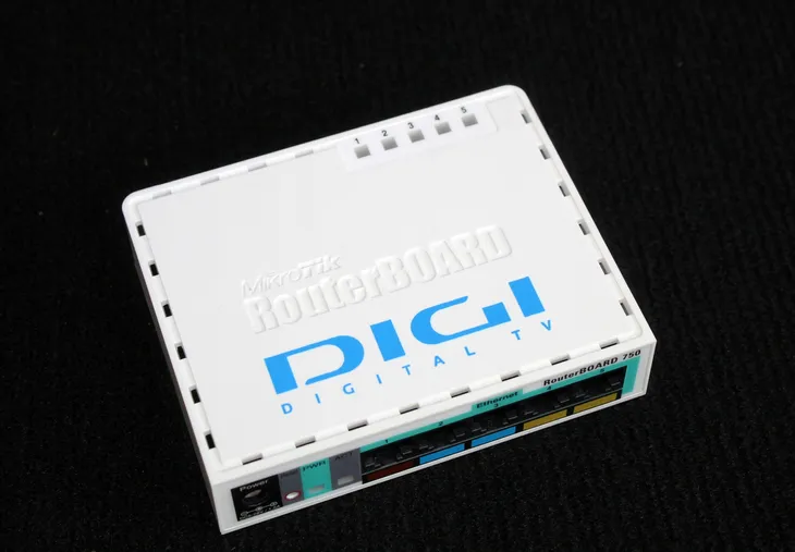 router-mikrotik-rb750-1x-poe-producent-mikrotik